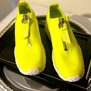 Hi,1”heel.round toe slip on sneakers with vamp zipper.Closure knit fabric/rubber